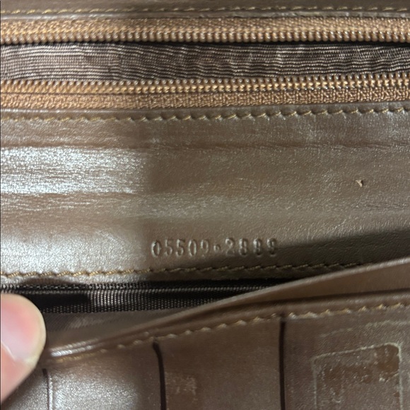 ✨ REHAB OPPORTUNITY!✨ Gucci Beige and Brown Monogram Wallet - Picture 8 of 17